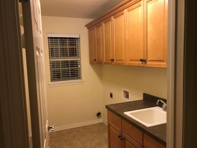 Building Photo - 2507 S Greens Way