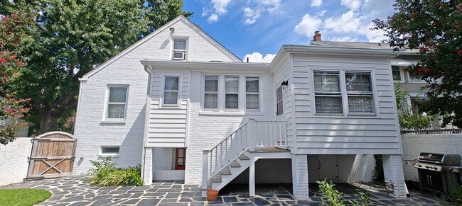 Building Photo - 4 BR / 3 BA Amazing Four bedroom Cape with...