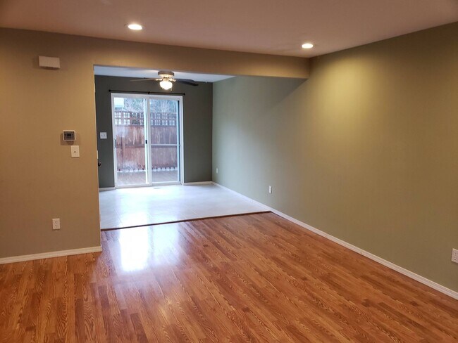 Foto del edificio - Beautiful Three Bedroom Centrally Located!