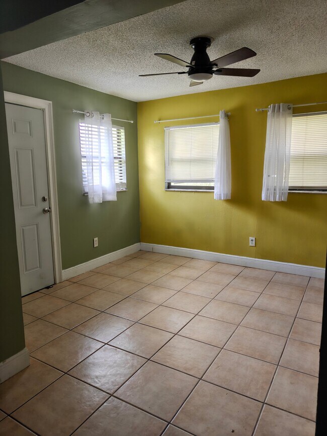 Building Photo - 4444 Weldon Pl