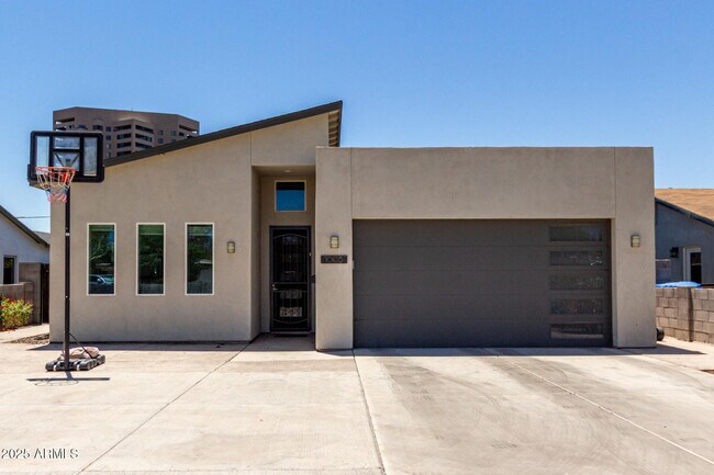 Building Photo - 1005 E Weldon Ave