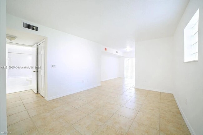 Building Photo - 3 br, 2 bath House - 2930 SE 13th Ave # 10...