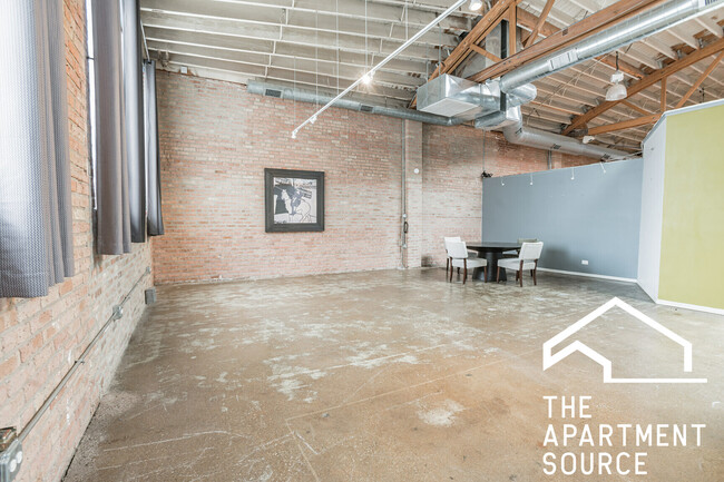 Building Photo - 2015 S Racine Ave