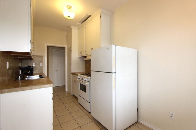 Foto del edificio - Gorgeous 2 bedroom 1 bathroom downstairs apartment available May 1, 2026 with a MOVE IN SPECIAL