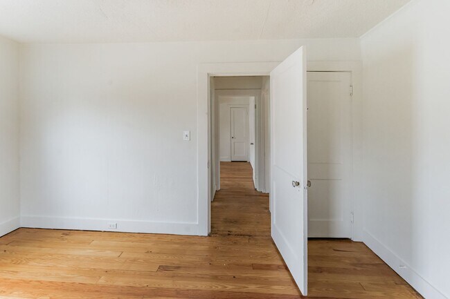Building Photo - Amazing 3 bed 1 bath for rent!