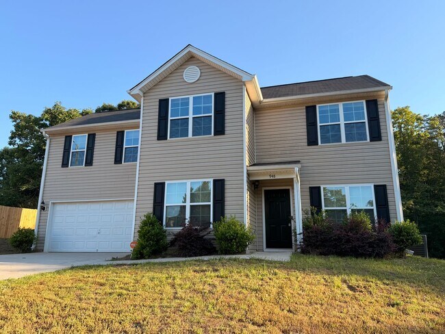 Foto del edificio - Available Now – Spacious 3Bed, 2.5 Bath + 1 Bonus Room with closet, 1.5 Acres in Rural Hall!