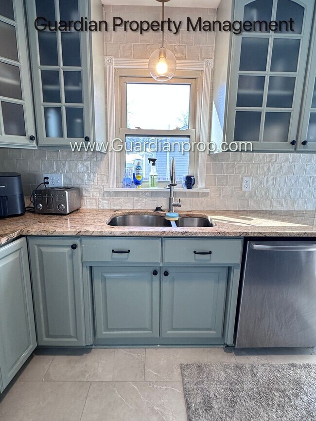 Foto del edificio - St Louis Park Single Family Home, Large Yard, 1 Car Garage, 3 Season Porch, W/D