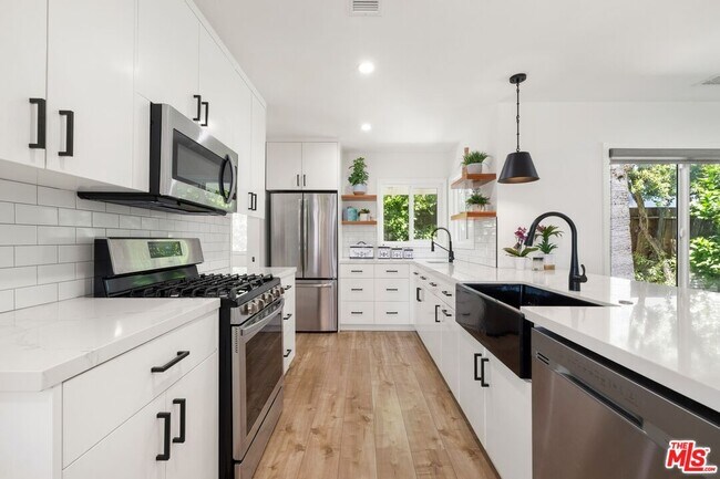 Foto del edificio - 16141 Dickens St