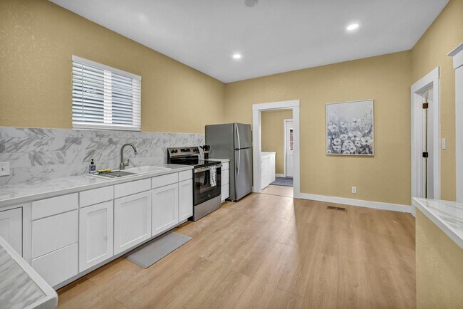 Foto del edificio - FULLY FURNISHED HISTORIC CHARMER BETWEEN UNR & DOWNTOWN – UTILITIES INCLUDED, MODERN UPGRADES, PR...