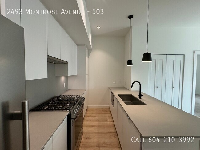 Photo du bâtiment - 5th Floor Condo at Upper Montrose