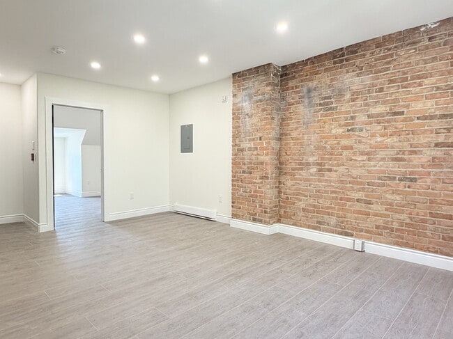 Building Photo - 691 Ouellette Ave
