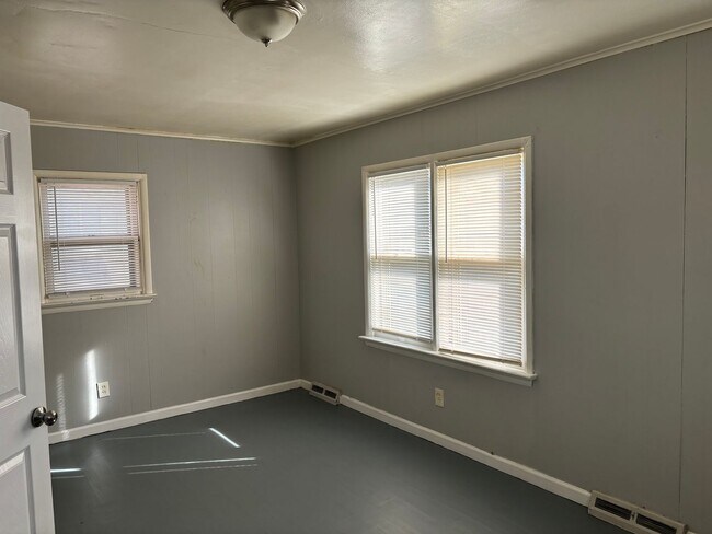 Building Photo - Charming 3- bedroom