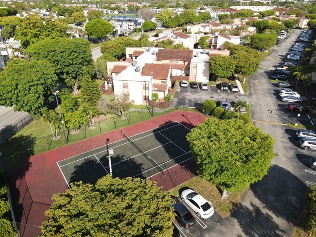 Vista aérea de la cancha de tenis. - 445 W Park Dr