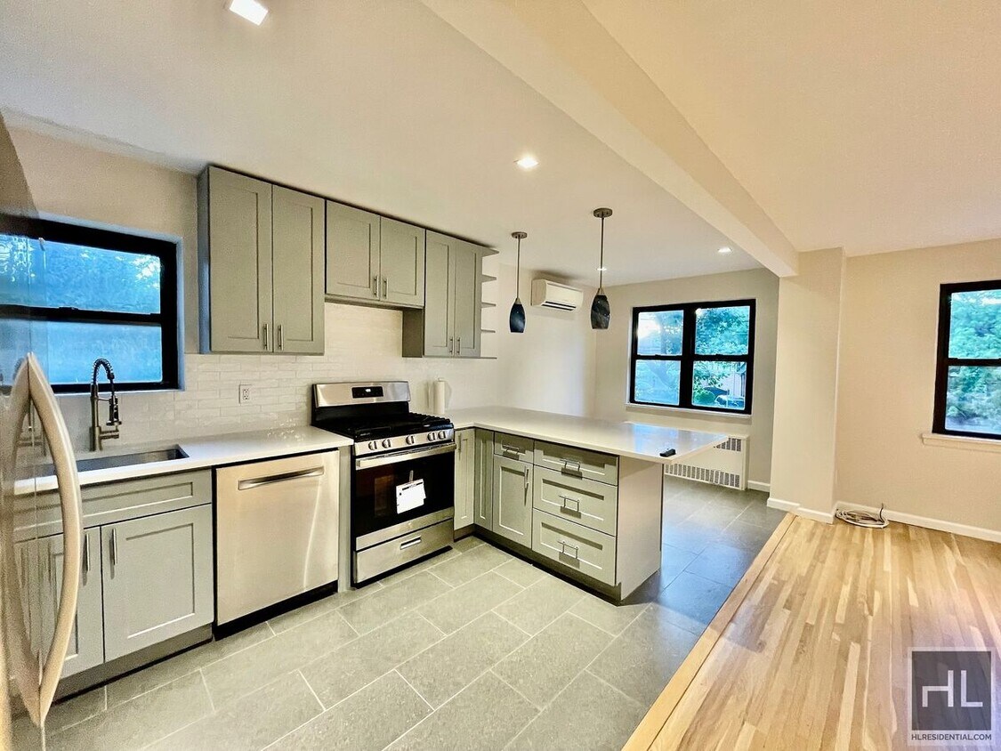 Primary Photo - Stunning gut renovated 2.5 bedroom w/share...