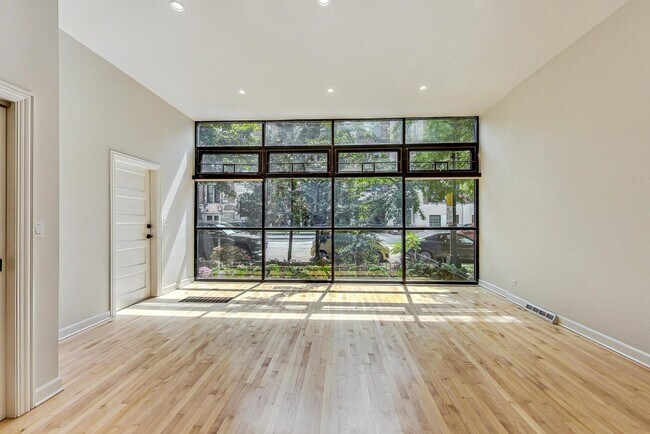 Building Photo - 1642 W Bryn Mawr Ave