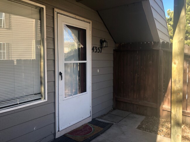 Foto del edificio - 4357 Hunting Meadows Cir