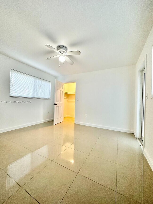 Building Photo - 1122 NW 32nd Ct