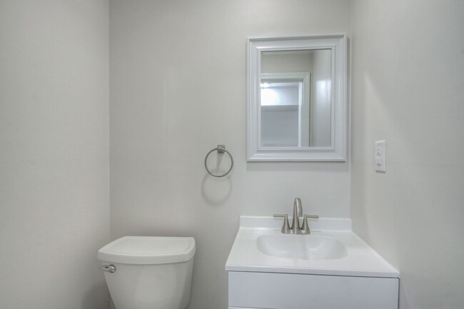 Building Photo - Remodeled 2BR Townhome in Spring Hill