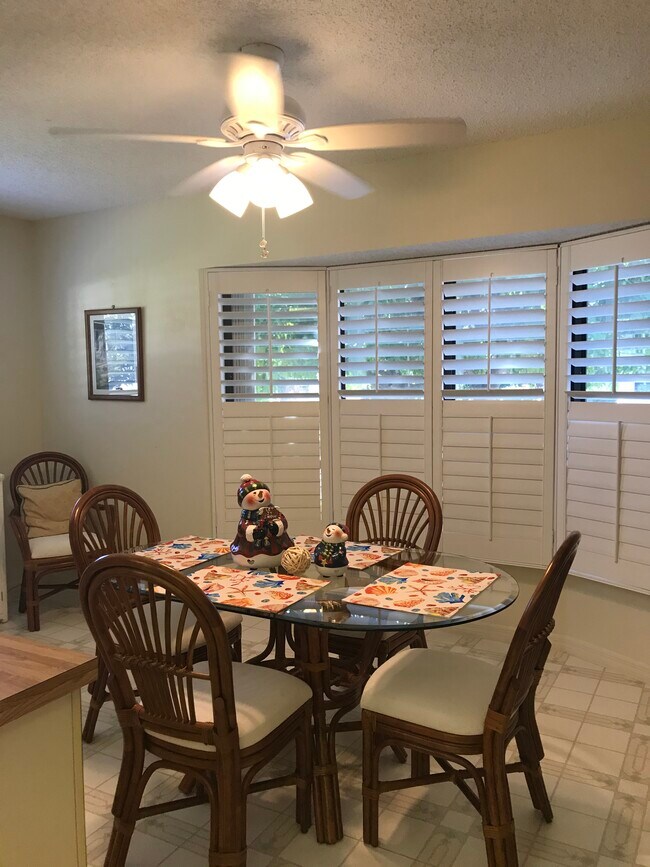 Large Eating Area - 3103 Vivienda Blvd