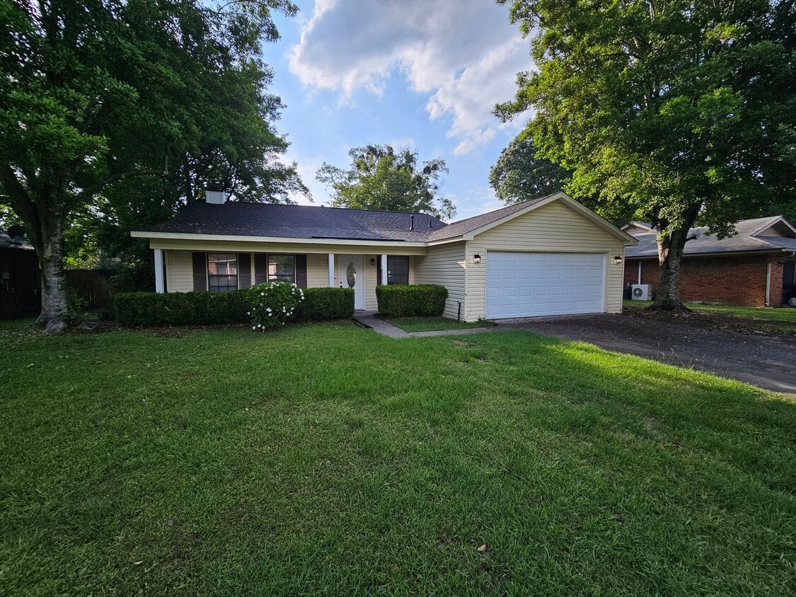 Primary Photo - Charming 3 Bedroom 2 Bathroom home in Pooler!