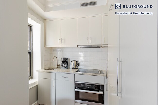 Building Photo - 240 W 73rd St