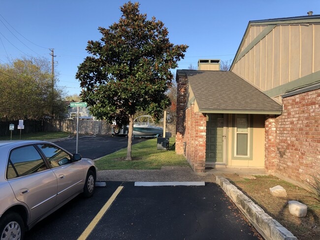 Building Photo - 914 W Meadowmere Ln