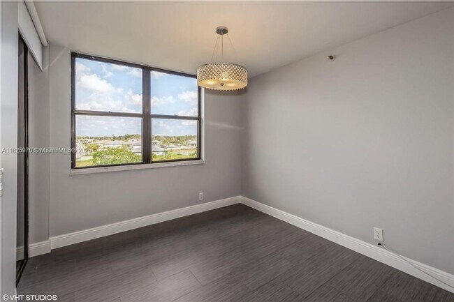 Building Photo - 105 Lake Emerald Dr