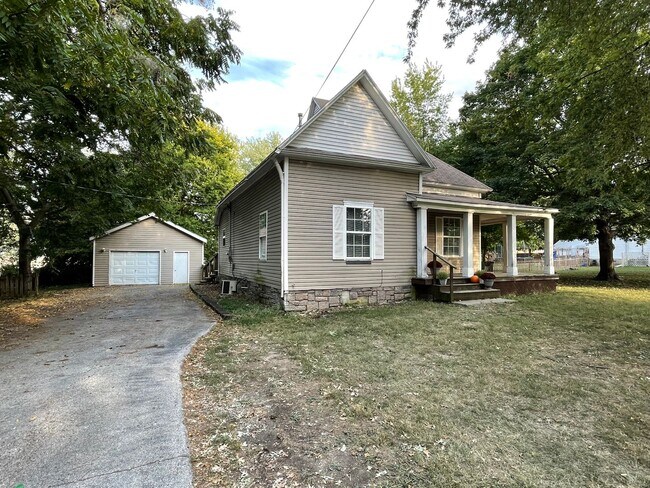 Building Photo - Charming home!