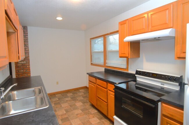 Foto del edificio - 5 Bedroom House for Rent