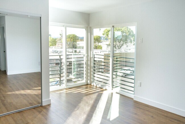 Building Photo - 2122 Carmona Ave