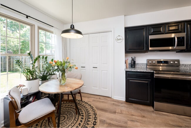 Building Photo - 1014 Colonial Meadows Way