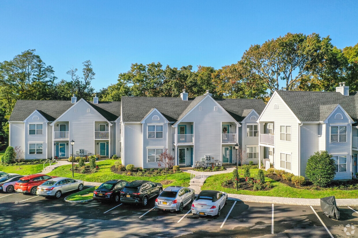 Greenview Gardens Apartments in Bay Shore, NY