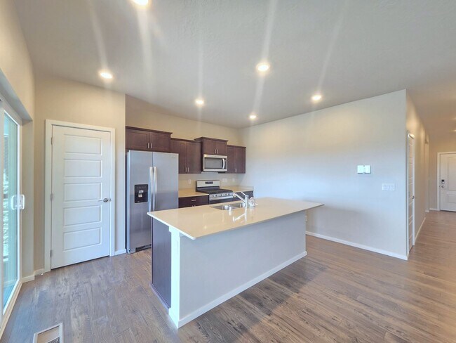 Foto del edificio - $2,700 - 3 Bed / 2 Bath Gorgeous Single Level Home with Beautiful Views