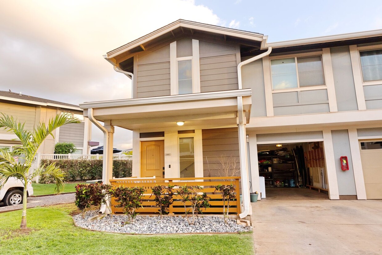 Foto principal - Charming Furnished 3 Bed/2.5 Bath two stor...