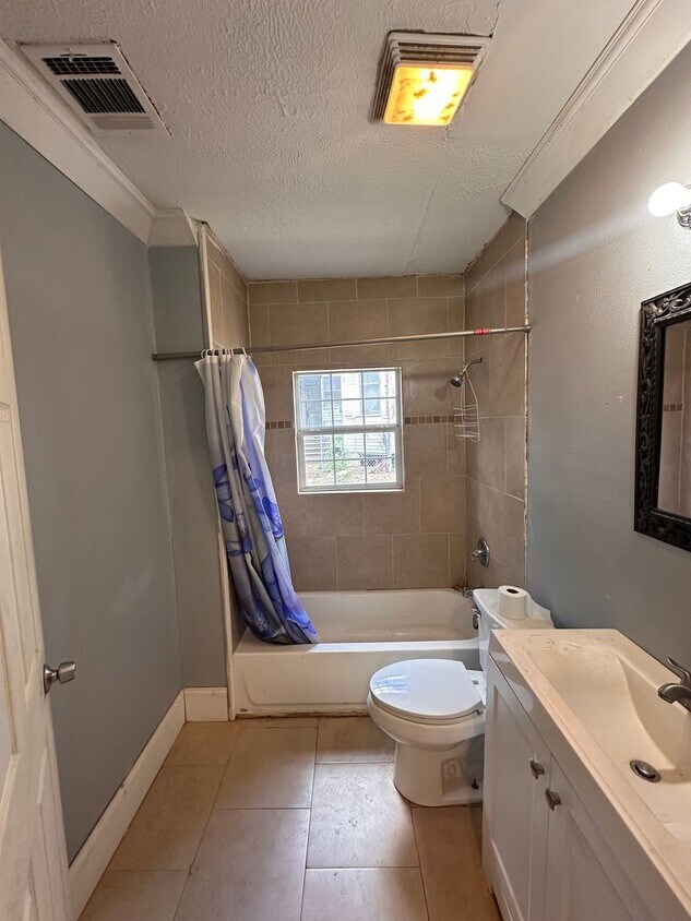 Foto principal - Spacious 2 Bedroom 1 Bath Apartment in Hig...