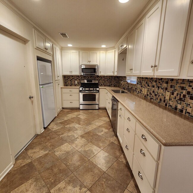 Foto del edificio - 3 Bedroom Home Available in October!