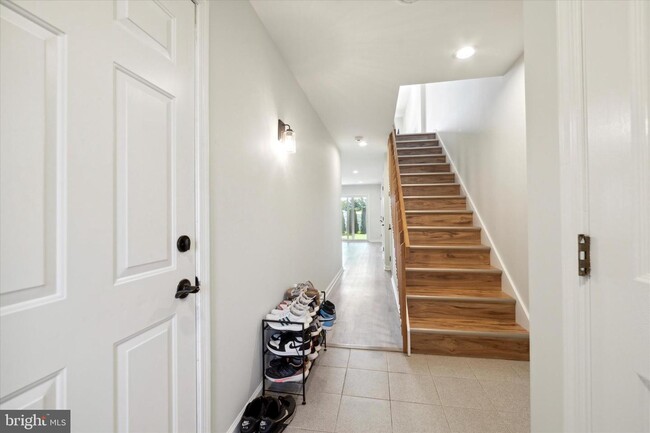Building Photo - 573 Parker Ave
