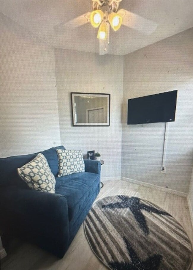 Building Photo - Quaint 1/1 within walking distance to the ...