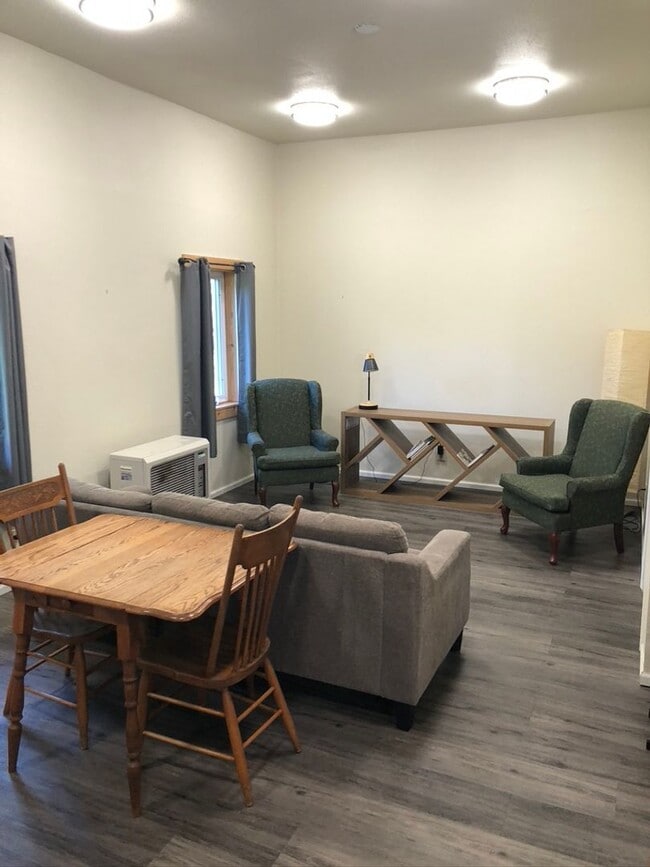 Foto del edificio - Newly remodeled - 1 bed - 1 bath off Rosie Creek