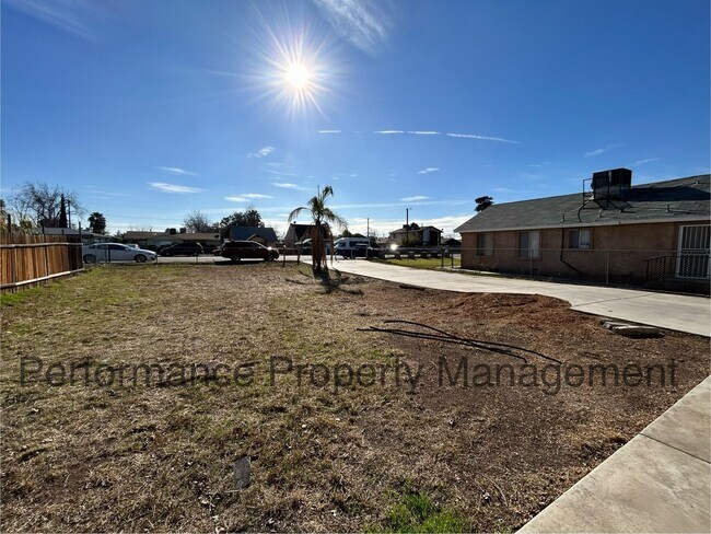Building Photo - Cute 2 Bed/1 Bath in Central Bakersfield w...
