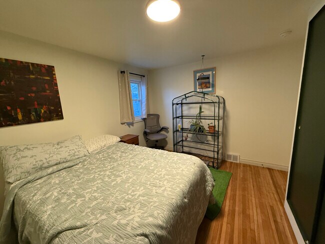 Foto del edificio - 688 Montrose Ave