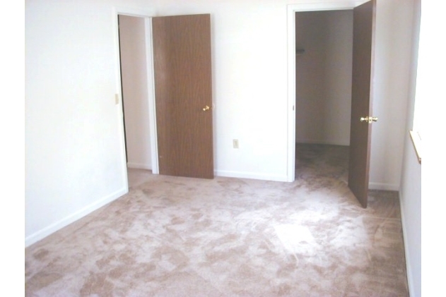 Large Bedroom - Vista Heights Apartments