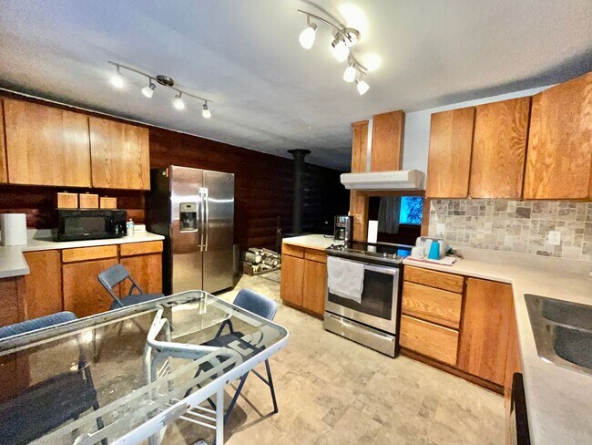 Foto del edificio - Pet friendly, 4 bedroom home in North Pole