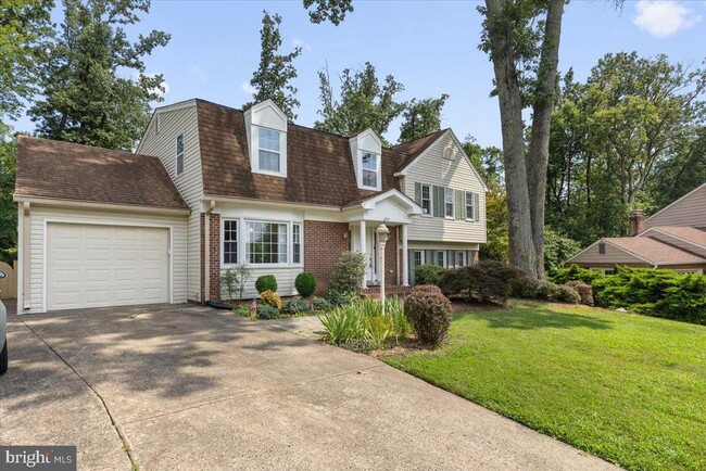 Building Photo - 2215 Loch Lomond Dr