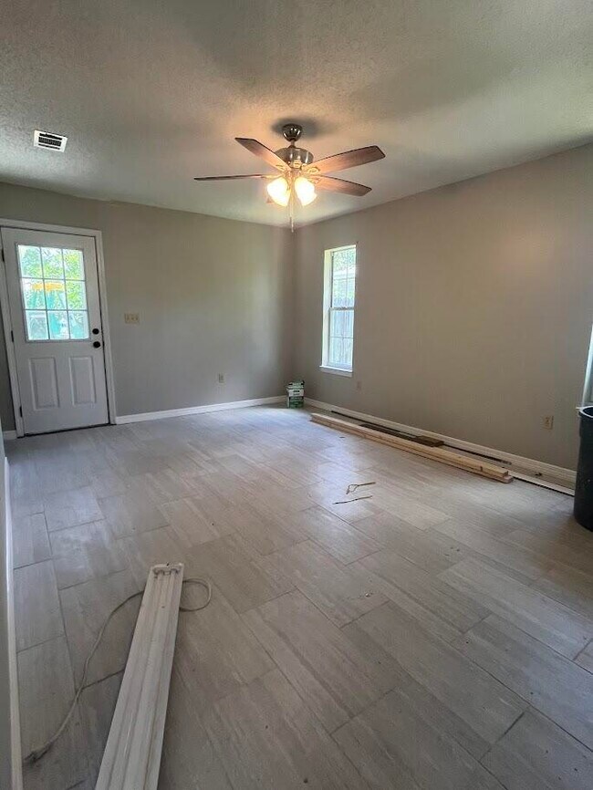 Building Photo - 440 Apple Dr