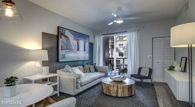 Building Photo - 1 br, 1 bath Apartment - 501 NE 4th Ave
