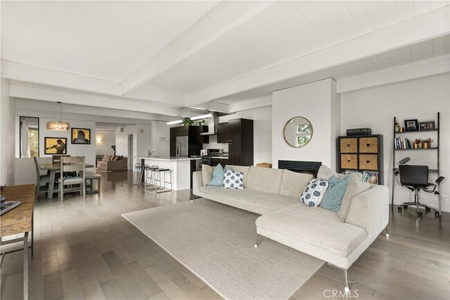 Building Photo - 3339 N Knoll Dr