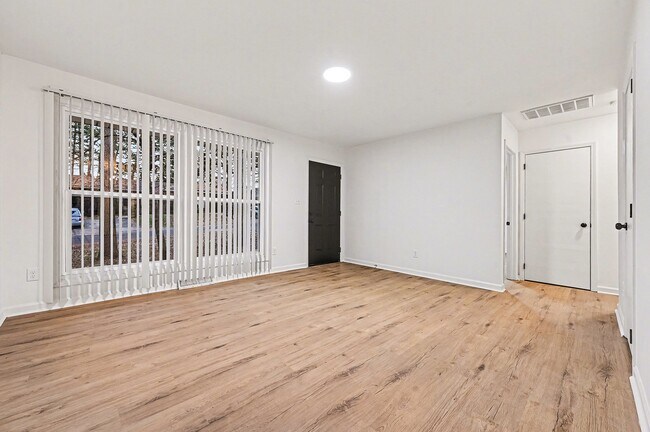 Foto del edificio - 5001 Lakecrest Dr