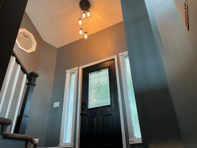 Foto del edificio - Beautiful Home For Rent on Cul-de-Sac with Huge Fenced Backyard