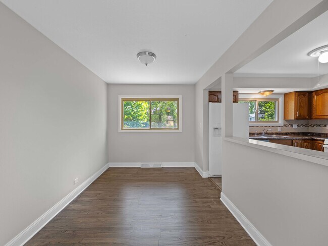 Building Photo - 415 Tennyson Rd
